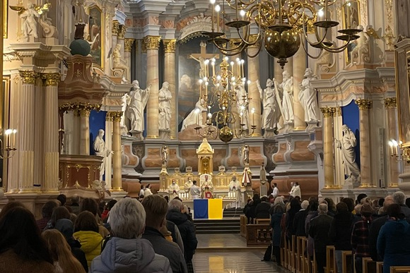 Pirmą gavėnios sekmadienį Lietuvos bažnyčiose bus renkamos aukos Ukrainai